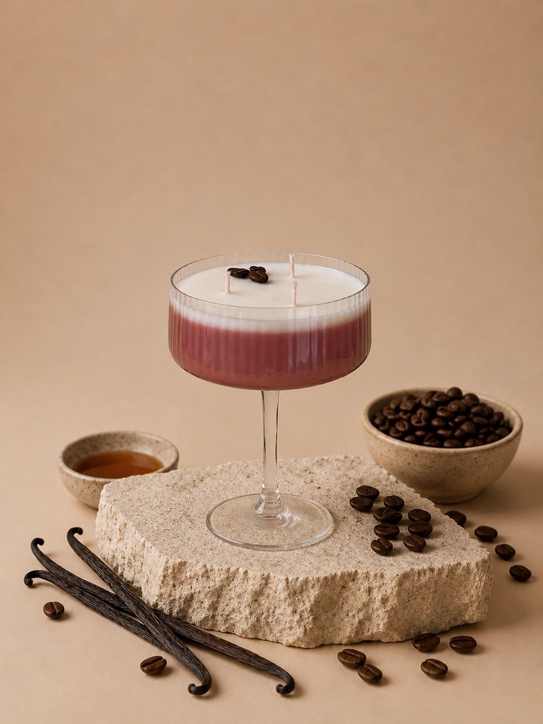 Lumânare Espresso Martini turnată manual în pahar coupe